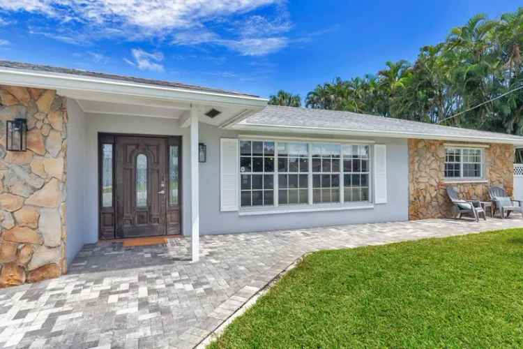 Single-family house For Sale in Lake Clarke Shores, Florida