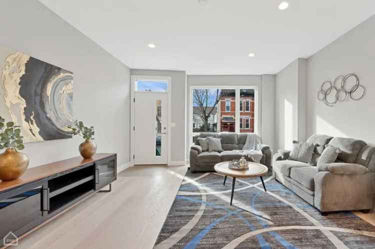 Condo For Sale in 1024, West 19th Street, Chicago, Illinois