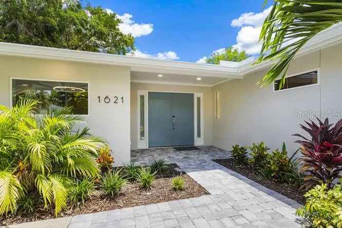 Single-family house For Sale in 1621, Pine Bay Drive, Siesta Key, Florida