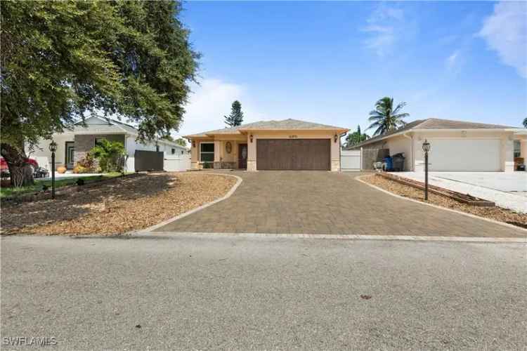 Single-family house For Sale in 11571, Saunders Avenue, Bonita Springs, Florida