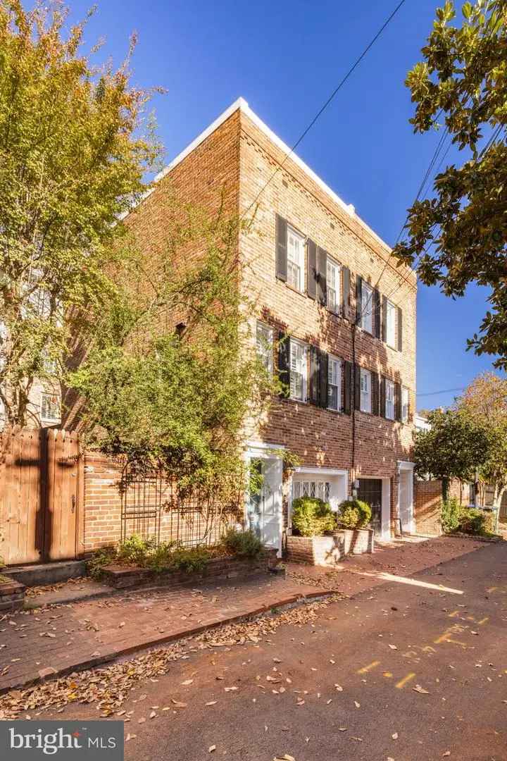 Single-family house For Sale in 2721, Poplar Street Northwest, Washington, District of Columbia