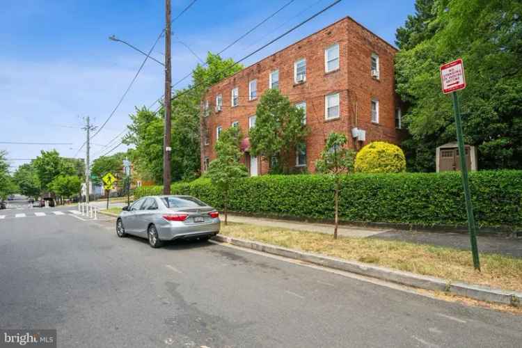 Multi-family house For Sale in 240, 34th Street Southeast, Washington, District of Columbia