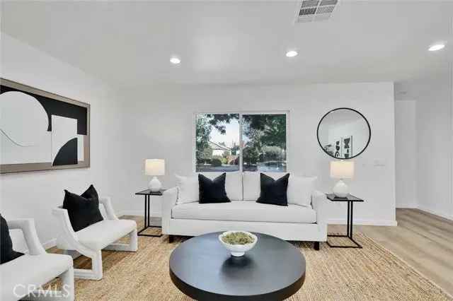 Single-family house For Sale in Long Beach, California