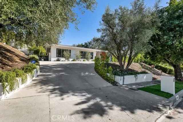 Single-family house For Sale in 18164, Chardon Circle, Los Angeles, California