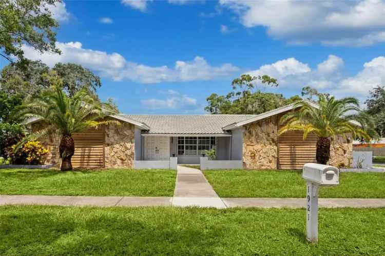 Single-family house For Sale in 1921, Blue Heron Way, Palm Harbor, Florida