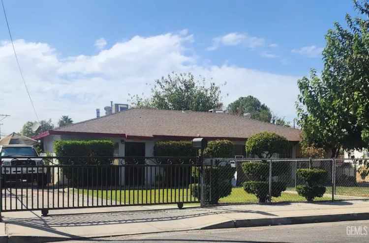 Multi-family house For Sale in Bakersfield, California