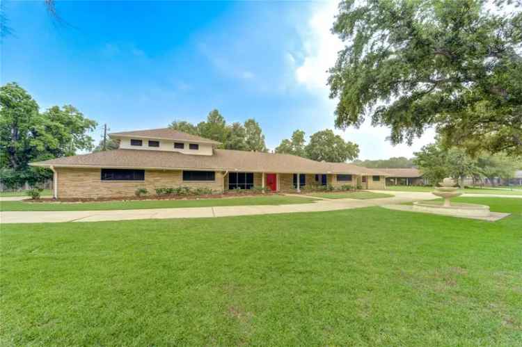 Single-family house For Sale in 102, Oak Shadows Street, Baytown, Texas