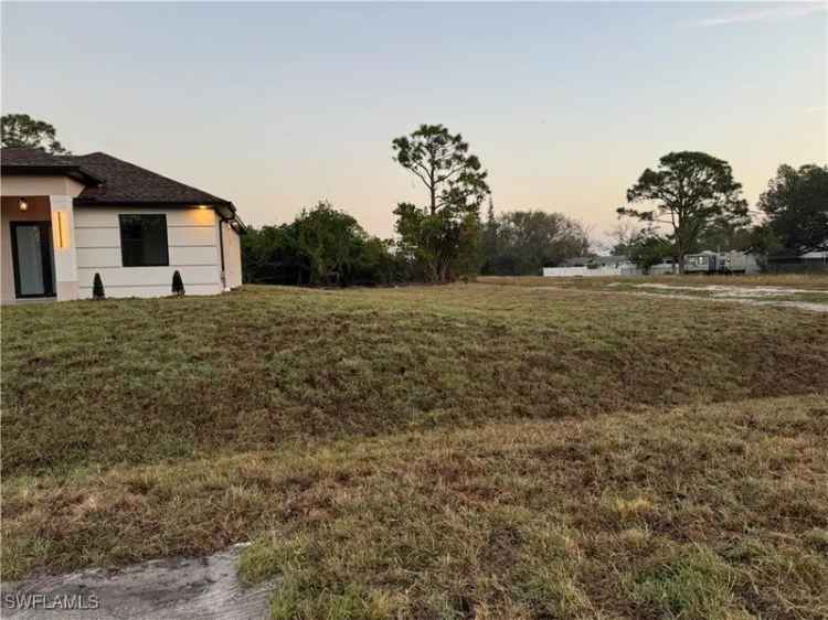 Single-family house For Sale in 2500, 19th Street Southwest, Lehigh Acres, Florida