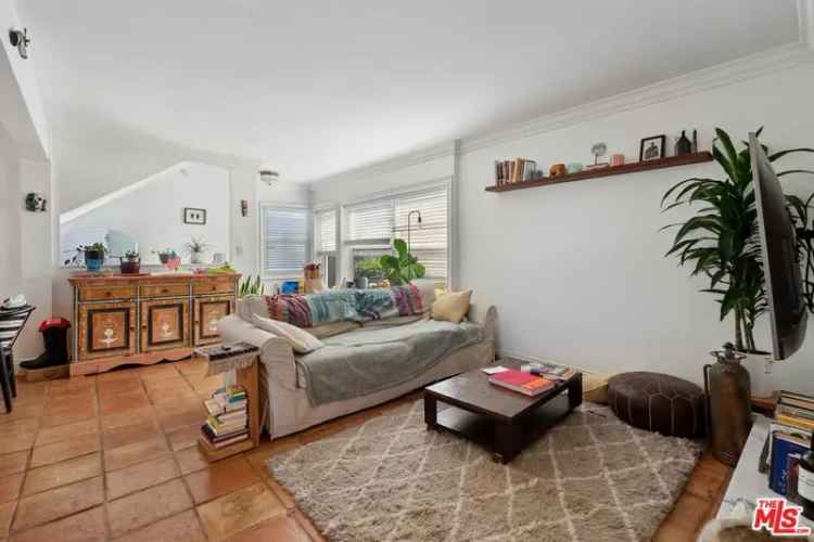 Condo For Sale in Los Angeles, California