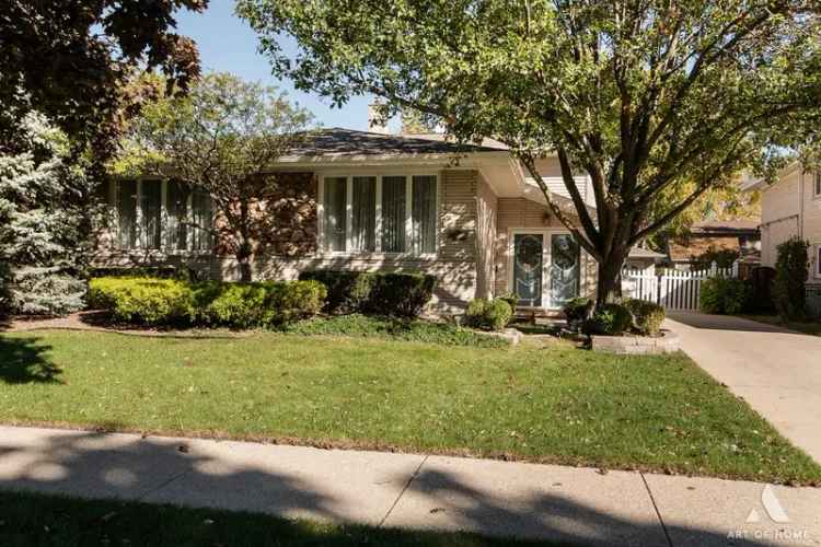 Single-family house For Sale in 10333, Lockwood Avenue, Oak Lawn, Illinois