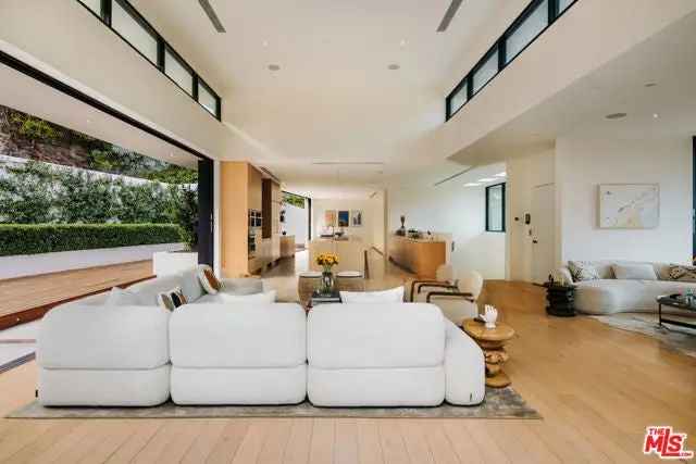 Single-family house For Sale in 7681, Willow Glen Road, Los Angeles, California