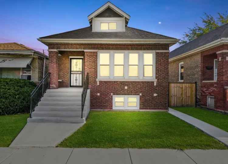 Single-family house For Sale in 7337, South Claremont Avenue, Chicago, Illinois