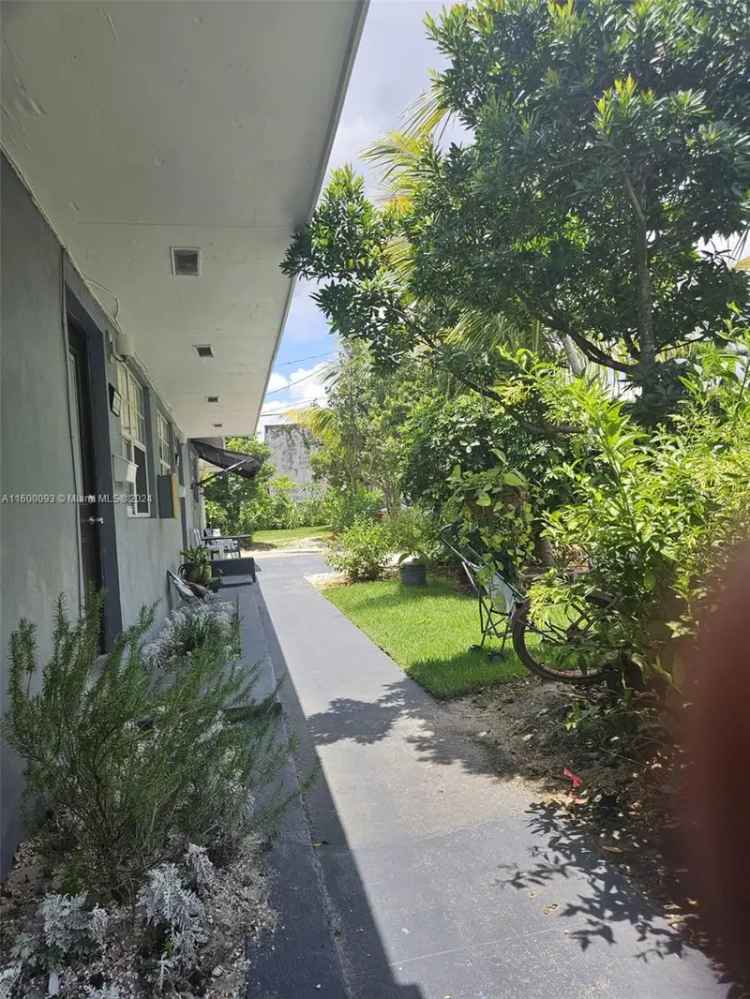 Multi-family house For Sale in 2803, Northwest 91st Street, Hialeah, Florida