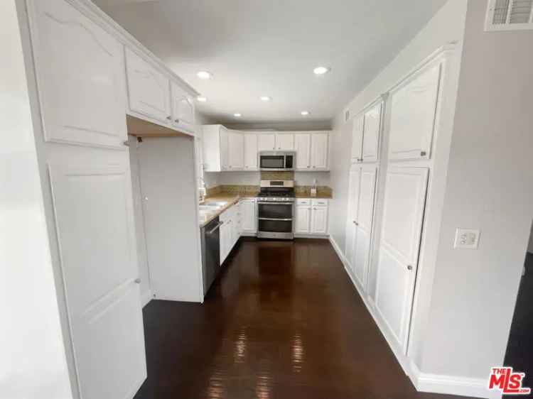 Single-family house For Sale in 20821, Lancelot Lane, Huntington Beach, California