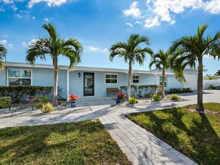 Single-family house For Sale in Longboat Key, Florida