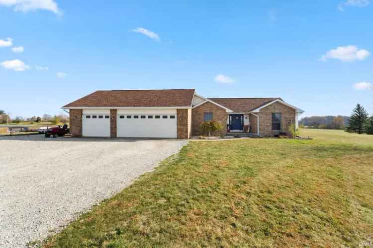 Single-family house For Sale in 8789, North Clear Creek Road, Indiana