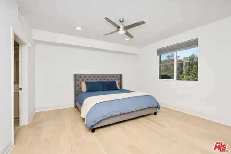 Condo For Sale in 4240, Laurel Canyon Boulevard, Los Angeles, California