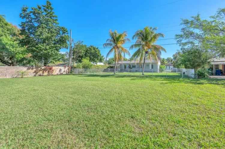 Single-family house For Sale in 10830, Northeast 10th Court, Miami Shores, Florida