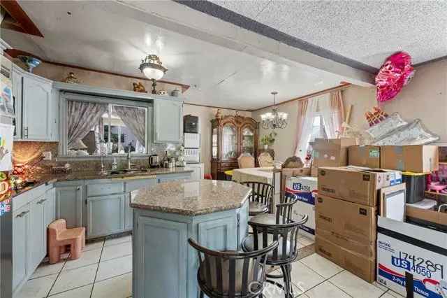 Single-family house For Sale in Long Beach, California