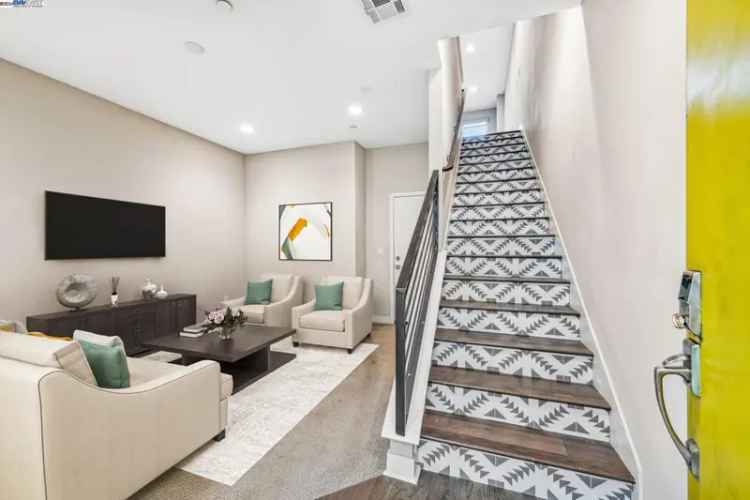 Condo For Sale in Oakland, California