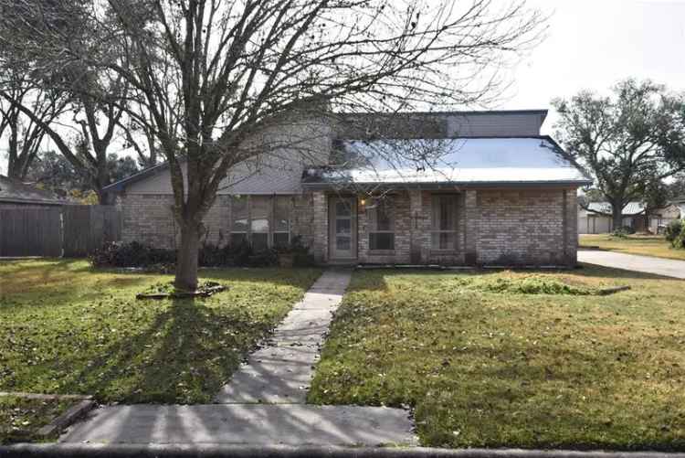 Single-family house For Sale in 215, West Larkspur Drive, Hillcrest, Texas