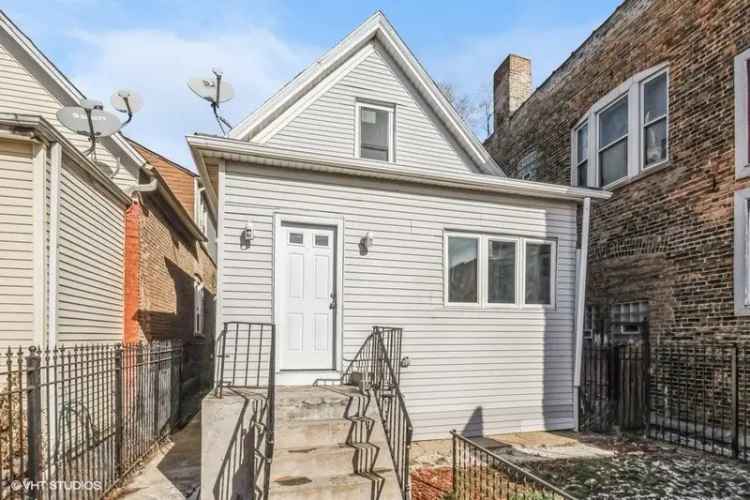 Single-family house For Sale in 3710, West Grand Avenue, Chicago, Illinois