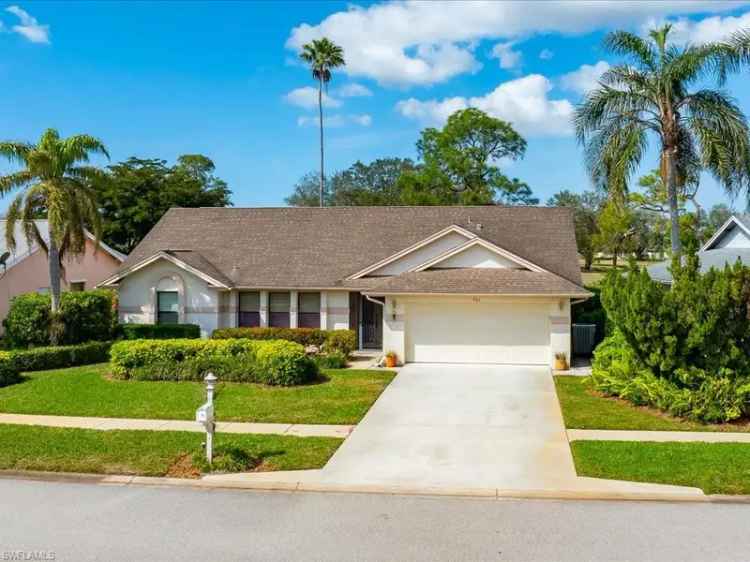 Single-family house For Sale in 221, Marseille Drive, East Naples, Florida