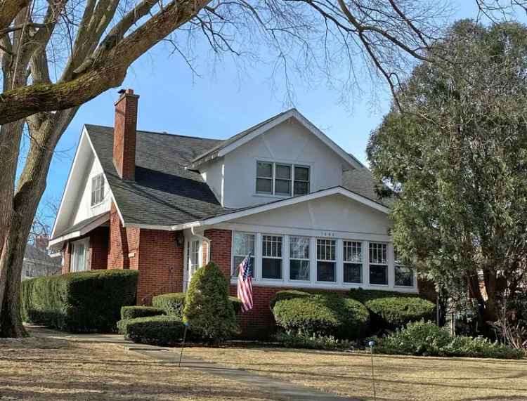 Charming 4-Bedroom Bungalow in Northbrook - Updated Kitchen and 3-Car Garage