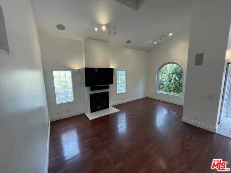 Single-family house For Sale in Culver City, California