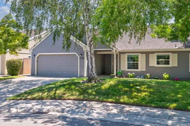 Single-family house For Sale in 1172, Spruce Tree Circle, Sacramento, California