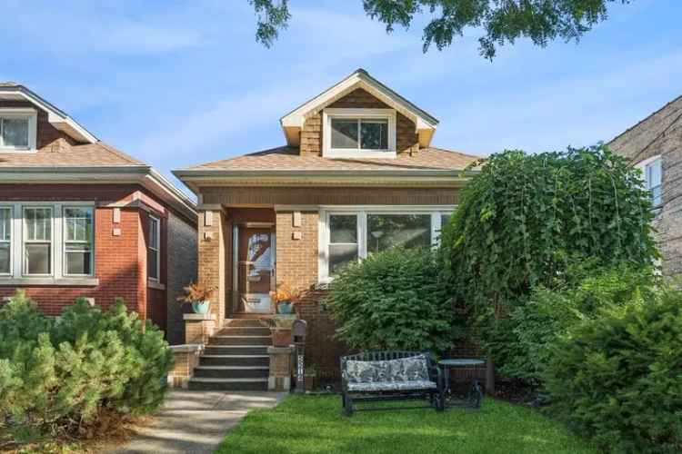 Single-family house For Sale in 5514, West Newport Avenue, Chicago, Illinois