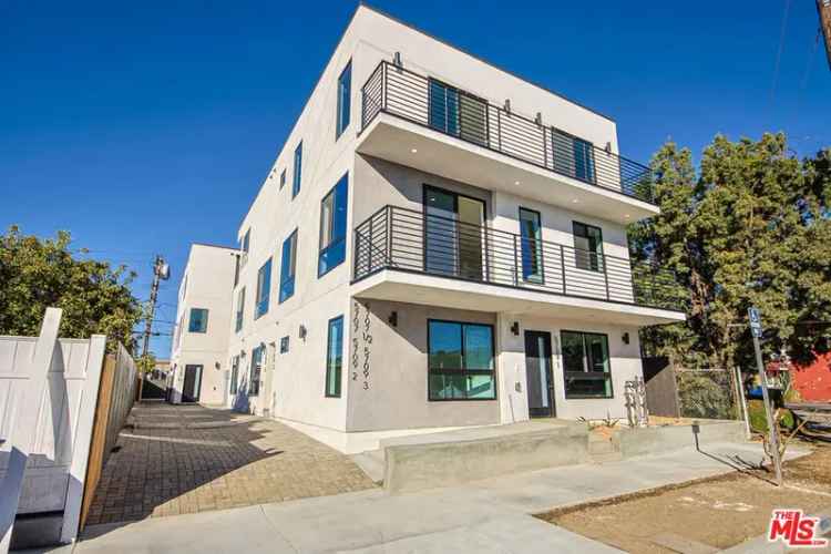 Multi-family house For Sale in 5709, Auckland Avenue, Los Angeles, California