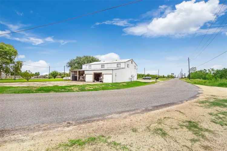 Single-family house For Sale in Mont Belvieu, Texas