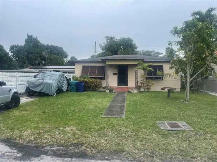 Single-family house For Sale in 10847, Northeast 2nd Court, Hialeah, Florida