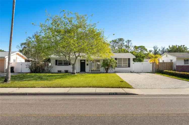 Single-family house For Sale in 4561, Shore Acres Boulevard Northeast, Saint Petersburg, Florida