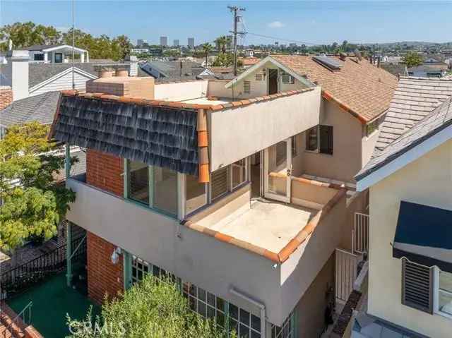 Single-family house For Sale in 114,114 1/2, Onyx Avenue, Newport Beach, California