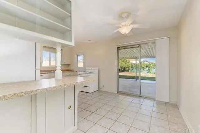 Single-family house For Sale in 238, Cananea Street, Vista, California