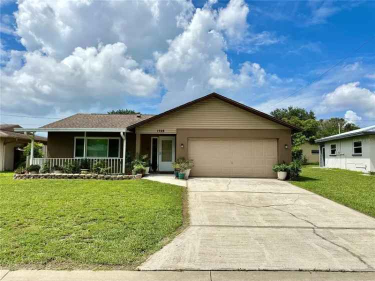 Single-family house For Sale in 1728, West Lagoon Circle, Clearwater, Florida