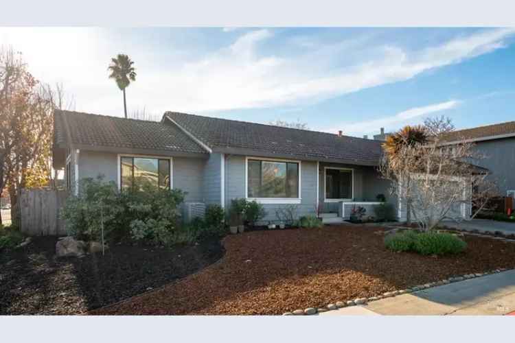 Single-family house For Sale in 516, Garfield Drive, Petaluma, California