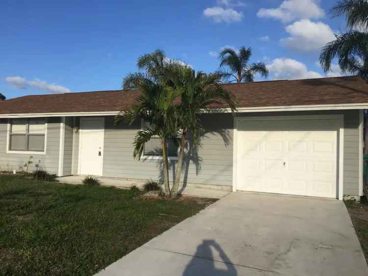 Single-family house For Sale in 3873, Southwest Daisy Street, Port Saint Lucie, Florida