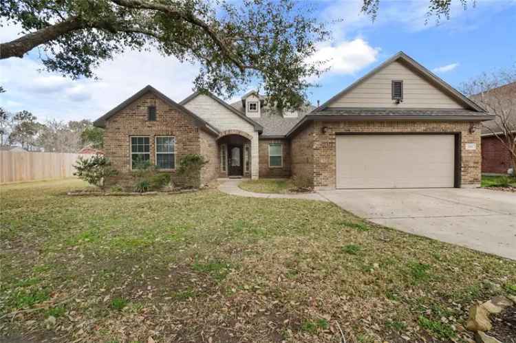 Single-family house For Sale in Angleton, Texas