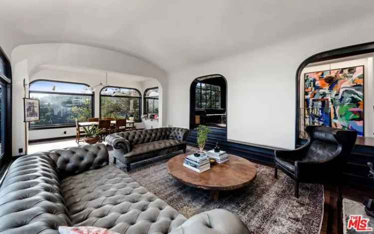 Single-family house For Sale in 8700, Hollywood Boulevard, Los Angeles, California