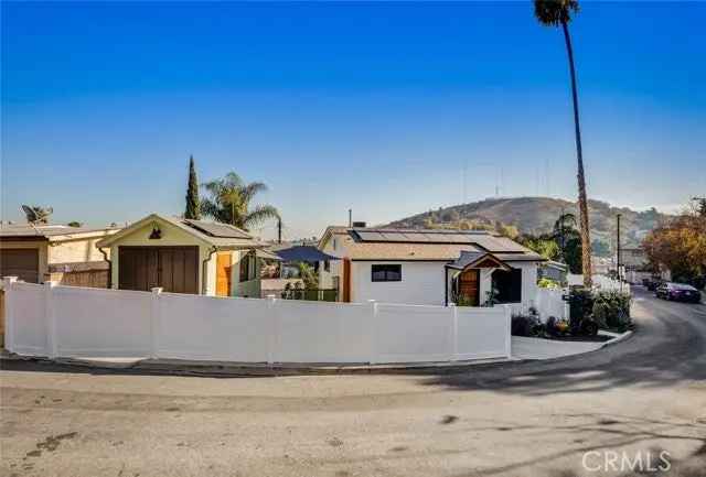 Single-family house For Sale in 3220, Kenneth Drive, Los Angeles, California