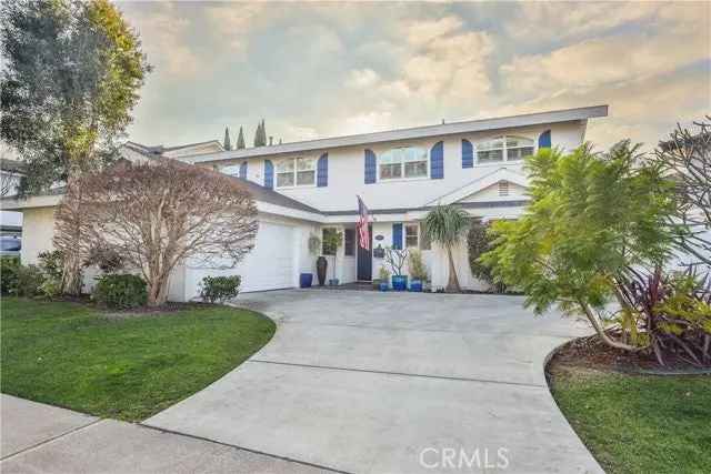 Single-family house For Sale in 287, College Park Drive, Seal Beach, California