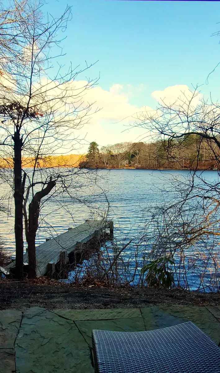 5 Bedroom House on Big Fresh Pond with Boat and Bikes