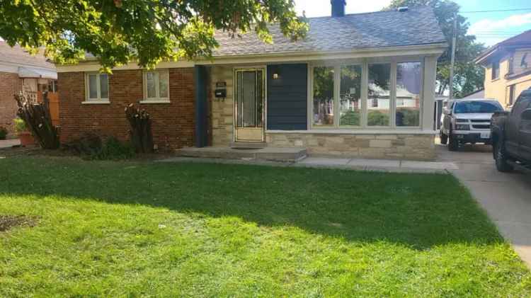 Single-family house For Sale in 8132, South Kilbourn Avenue, Chicago, Illinois