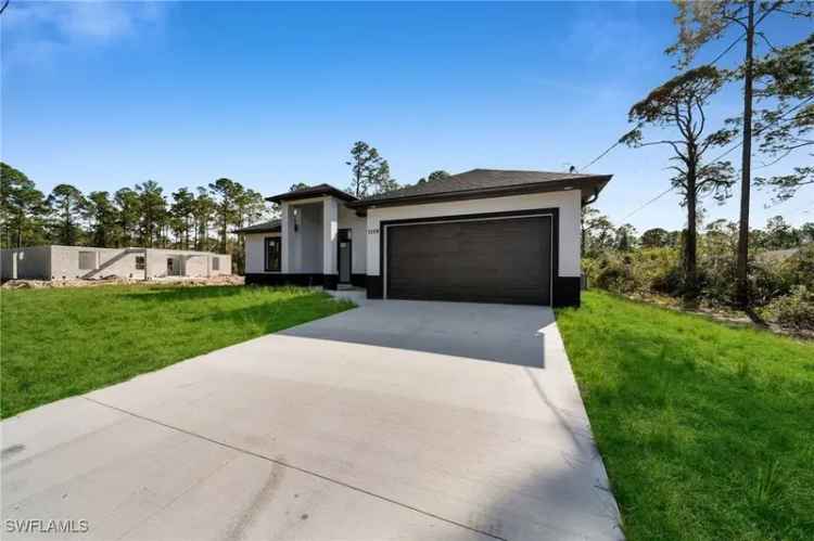 Single-family house For Sale in 3218, 57th Street West, Florida