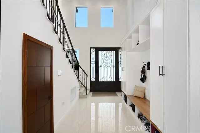 Single-family house For Sale in 23035, Strathern Street, Los Angeles, California