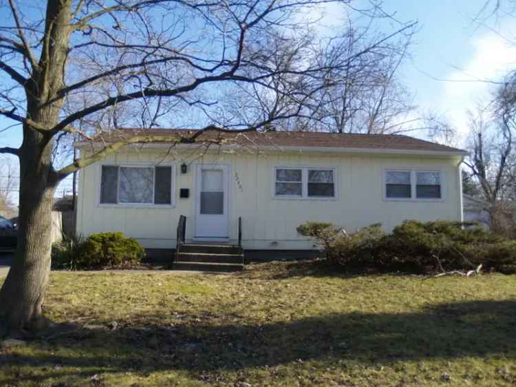 Single-family house For Sale in 22407, Clyde Avenue, Sauk Village, Illinois