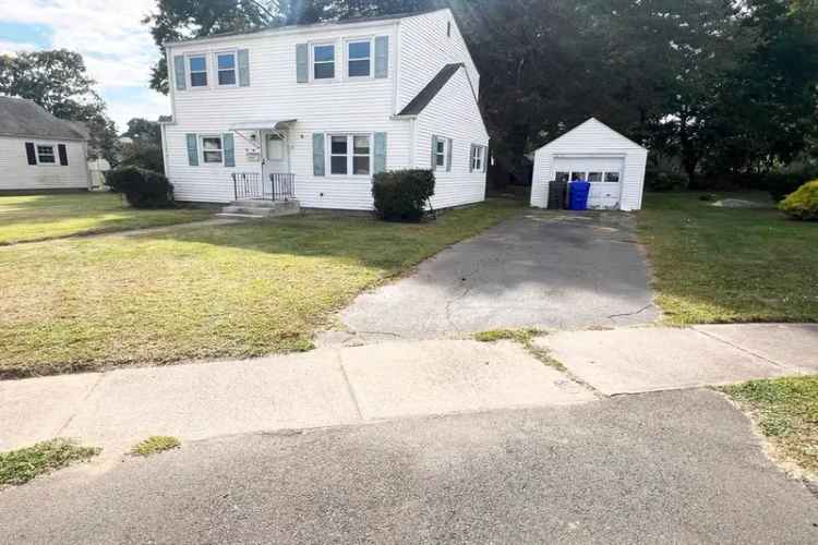 Single-family house For Sale in 19, Martin Circle, East Hartford, Connecticut